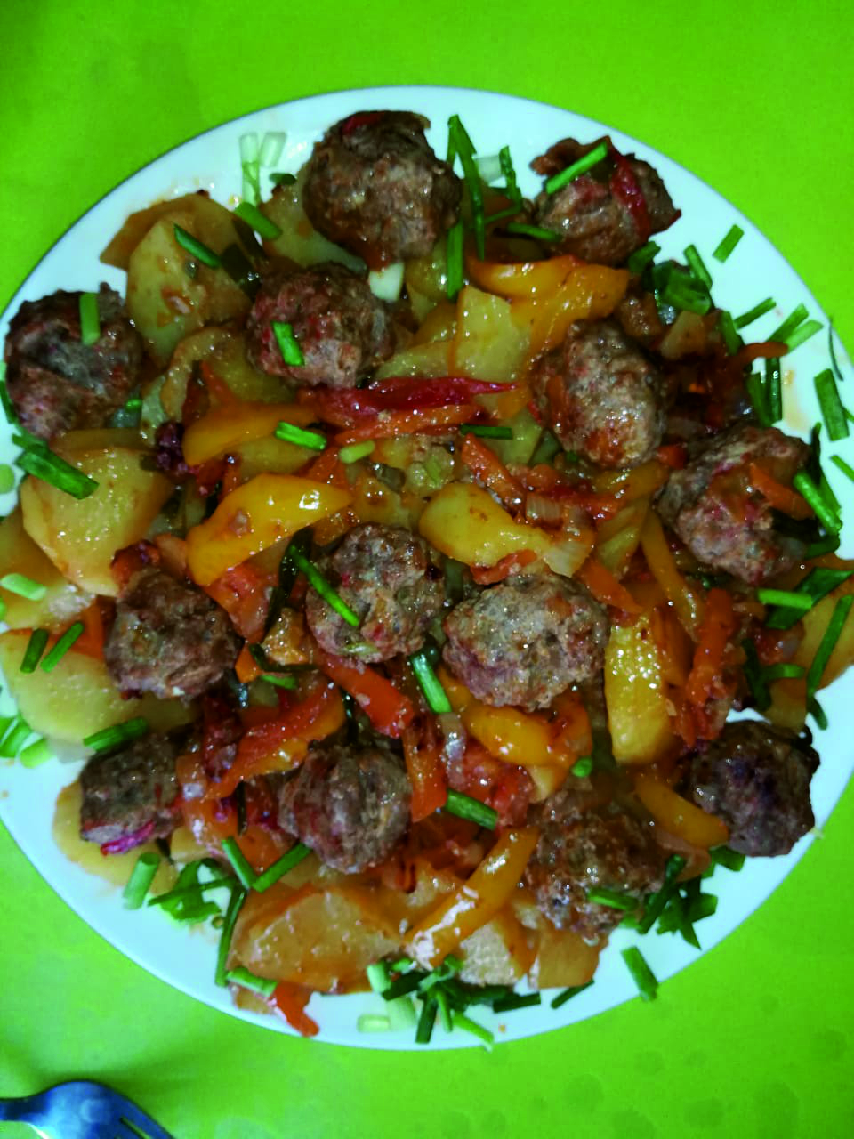 Фрикадельки с картошкой на сковороде в томатном соусе рецепт с фото